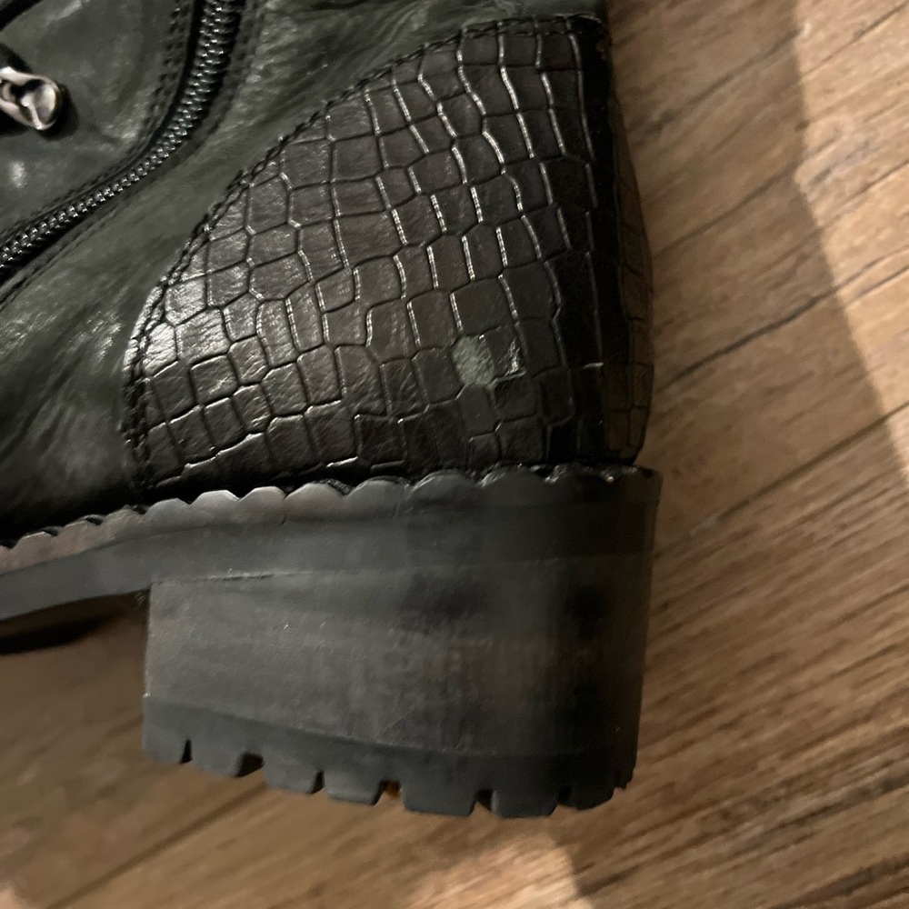 Beautiful lace up boots they are a little narrow - Picture 3 of 7